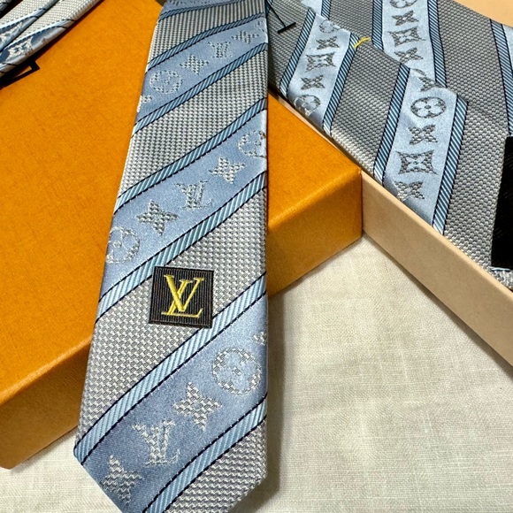🎁PASTEL BEAUTY🎁🆕💯 ICONIC LOUIS VUITTON POWDER BLU LRG MONOGRAM STRIPES TIE🔥 - Picture 11 of 17